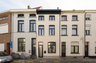 Ontdek deze prachtige en volledig gerenoveerde woning, gelegen in de Sint-Gommarusstraat 32 te Mechelen. Deze woning combineert hedendaags comfort...