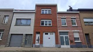 <p><span>In een autoluwe straat nabij Bouckenborghpark en met kortbij openbaar vervoer naar Antwerpen, bieden wij u deze goed onderhouden, ruime gezinswoning, type belle étage met leuke tuin.</span></p><p><span>De woning is voorzien een gunstig EPC rapport mede door de condensatie ketel op gas en vernieuwde ramen en is voorzien van een grote garage met automatische poort, aanpalend een polyvalente kamer en veranda met doorgang naar de tuin.</span></p><p><span>Op de 1ste verdieping bevindt zich een ruime eenvoudig ingerichte leefkeuken en L-vormige woonkamer.</span></p><p><span>De bovenverdieping is ingedeeld met 3 kamers en een ruime, verzorgde te moderniseren badkamer.</span></p><p><span>Iets voor u? Boek dan snel een afspraak en kom zeker niet TE LAET!</span></p>