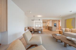 Hoek-tuinappartement van 160 m² gelegen langs de Koningin Fabiolalaan op enkele stappen van de Zeedijk. Hoogwaardige luxueuze afwerking. Dankzij...
