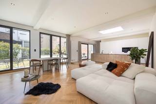 <p>Achter een discrete poort aan de Begijnenvest schuilt een plek die je nooit op deze locatie zou verwachten. Een voormalige loods die in 2022 volledig werd omgetoverd tot een architecturale loft van 148 m² waar licht, rust en hoogwaardige afwerking centraal staan.</p><p>Hier woon je in alle rust, verscholen van de stad, terwijl het bruisende Zuid, de Theaterbuurt en de binnenstad letterlijk om de hoek liggen. Dankzij de grote raampartijen en strategisch geplaatste lichtkoepels baadt de loft de hele dag in natuurlijk licht, terwijl de warme visgraatparketvloer en hoogwaardige materialen zorgen voor een luxueuze, tijdloze uitstraling.</p><p>• Volledig gerenoveerd in 2023<br />• Twee terrassen én een aangelegd groendak als daktuin<br />• Airconditioning, hoogwaardige afwerking en veel maatwerk<br />• Mogelijkheid aankoop of huur van autostaanplaats en garagebox</p><p>Het hart van de woning is de open designkeuken, volledig uitgerust met kwalitatieve toestellen en naadloos geïntegreerd in de royale leefruimte. De loft beschikt over 2 ruime slaapkamers, waarvan één met maatwerkkasten, en een stijlvolle badkamer afgewerkt in Mortex.</p><p>Buiten geniet je van niet één, maar twee terrassen, waaronder een zonnig groendak dat werd ingericht als daktuin. Een zeldzame oase van rust midden in de stad.</p><p>Een unieke combinatie van architectuur, rust en een absolute topligging tussen het Zuid en de historische binnenstad.</p><p>Don’t wait until it’s too late. Plan je bezoek via sinjoor.be </p>