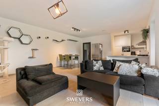 Interesse? Meer informatie op www.SWEVERS.be. - Dit modern en energiezuinig gelijkvloers appartement bevindt zich in de gezellige dorpskern...