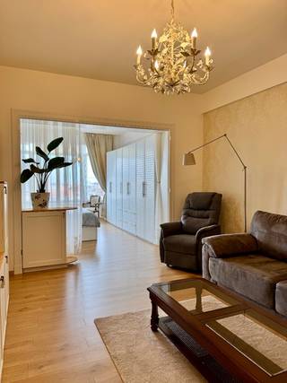 Instapklaar loftappartement met 1 slaapkamer op toplocatie in Merksem<br /><br />Bent u op zoek naar een ruim, licht en instapklaar appartement met een moderne uitstraling? Dan is dit prachtige appartement op de 4de verdieping aan de Bredabaan in Merksem zeker een bezoek waard.<br /><br />Met een bewoonbare oppervlakte van 81 m² biedt dit appartement een open indeling en een aangenaam loftgevoel. De volledig vernieuwde keuken en badkamer (2024) zorgen voor hedendaags comfort en maken het appartement onmiddellijk instapklaar.<br /><br />Indeling<br /><br />* Ruime open leefruimte met veel lichtinval<br />* Moderne keuken, vernieuwd in 2024<br />* Nieuwe badkamer (2024)<br />* 1 ruime slaapkamer<br />* Aparte berging op de gang<br />* Bewoonbare oppervlakte: 81 m²<br />* Gelegen op de 4de verdieping<br />* Lift aanwezig in het gebouw<br /><br />Troeven<br /><br />✔ Open en luchtige woonbeleving met loftgevoel<br />✔ Nieuwe keuken en badkamer (2024)<br />✔ Elektrische installatie conform gekeurd<br />✔ Individuele meters voor gas en elektriciteit<br />✔ Waterverbruik volgens coëfficiënt<br />✔ Zeer energiezuinig en warm appartement<br />✔ Verwarming op aardgas<br />✔ Dankzij de gunstige ligging in het gebouw blijft de temperatuur in de winter vaak rond de 20°C zonder of met zeer beperkte verwarming, wat resulteert in een laag energieverbruik<br />✔ Centrale ligging op de Bredabaan<br />✔ Winkels, horeca en voorzieningen op wandelafstand<br />✔ Openbaar vervoer voor de deur<br />✔ Met de tram staat u in ongeveer 12 minuten in het centrum van Antwerpen<br />✔ EPC in aanvraag (vorig EPC uit 2012: 87 kWh/m²)<br /><br />Mogelijkheid tot gemeubelde aankoop<br /><br />Het appartement kan desgewenst volledig gemeubeld worden aangekocht. Alle meubels zijn nieuw (2024) en werden zorgvuldig geselecteerd in een strakke, tijdloze stijl. Dankzij de vele maatkasten en ingebouwde opbergmogelijkheden wordt de beschikbare ruimte optimaal benut. Hierdoor geniet u van een modern, harmonieus interieur dat volledig instapklaar is.<br /><br />Ideaal voor starters, alleenstaanden, koppels of investeerders die op zoek zijn naar een ruim, instapklaar appartement.
