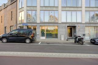 Dit handelspand bevindt zich op een zeer gunstige locatie net buiten de ring. Het betreft een handelspand van 25 m² op het gelijkvloers met veel zichtbaarheid.<br /><br />Het handelspand bestaat uit een etalage/showroom gevolgd door een opslagplaats met kleine inbouwkasten en enkele lavabo. Verder is er nog een apart toilet (op het grondplan kan u de indeling vinden). <br /><br />Het pand werd vroeger gebruikt als kapperszaak. <br /><br />EPC C. Verwarming op aardgas, alle tellers van de nutsvoorzieningen zijn apart. Niet-asbestveilig.<br /><br />Alle attesten, plannen,... kunnen bekomen worden per e-mail. <br /><br />Aarzel niet mij te contacteren voor verdere inlichtingen of voor een plaatsbezoek!