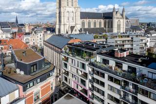 Uitzonderlijk wonen op een exclusieve toplocatie in het historische centrum van Gent. <br /><br />Op de eerste verdieping van residentie Plato bevindt zich dit twee slaapkamer appartement met privatieve tuin. Dit gebouw werd opgeleverd in 2019 en is een werk naar de hand van Bontinck Architecture and Interior. Hier werd sterk ingezet op licht, ruimte en functionaliteit, met grote raampartijen, kwalitatieve materialen en een hedendaagse architectuur die respectvol integreert in de historische stadscontext. Het appartement heeft een bruto vloeroppervlakte van maar liefst 110,9m² en geniet volgende indeling: inkomhal voorzien van ingemaakte kasten en een berging, lichtrijke leefruimte met toegang tot het terras, geïnstalleerde open keuken, een badkamer met inloopdouche en dubbele lavabo, een afzonderlijk toilet en twee ruime slaapkamers. Beide slaapkamers geven rechtstreeks toegang tot de zonnige tuin. op -1 bevindt zich de privatieve kelderberging.<br /><br />Het appartement wordt verwarmd door middel van centrale verwarming met een gemeenschappelijke hoogrendementsketel op aardgas. Voor de ventilatie werd gekozen voor een individueel systeem met warmterecuperatie (D). <br /><br />Provisie voor gemene lasten incl. voorschotten privatief gasverbruik (vloerverwarming + warm water): €200/maand.<br /><br />EPC: 68.20 kWh/m² (label A) <br /><br />Bezoek mogelijk na afspraak met Serge van Center Office via 0485/61 59 22<br />