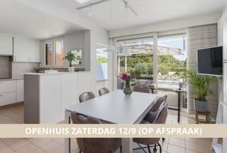 <p>Op zoek naar een verzorgde gezinswoning met alle voordelen van een centrumlocatie, vier slaapkamers en een eigen garage, midden in Sint-Michiels? Ontdek deze zeer goed onderhouden gesloten bebouwing, met een bewoonbare oppervlakte van 220 m².</p><p>De inkomhal met apart toilet leidt naar de ruime leefruimte, waar een gezellige zithoek en eetplaats hun plek vinden. Achteraan vormen de keuken en de eethoek een fijne plek om samen te koken en samen te eten. Het aansluitend terras met zicht op de onderhoudsvriendelijke tuin maakt deze verdieping volledig.</p><p>Op de eerste verdieping bevinden zich twee slaapkamers, een badkamer, een afzonderlijke dressing (mogelijks in te richten als 2de badkamer) en een tweede toilet. De tweede verdieping biedt nog twee slaapkamers. Liever een thuiswerkplek, hobbykamer of logeerruimte? Hier geef je de kamers een invulling die bij jouw past.</p><p>Ook aan praktische ruimte ontbreekt het niet. De kelderverdieping omvat een ruime garage, een wasplaats en extra bergruimte. Handig voor fietsen, voorraad en alles wat je graag netjes opbergt.</p><p>Zonnepanelen, een gunstig EPC-label B (157 kWh/m² per jaar) en een conform gekeurde elektrische installatie vervolledigen het geheel. Het asbestattest bevestigt bovendien dat de woning asbestveilig is.</p><p>Spreken de centrale ligging, de verzorgde staat en de veelzijdige indeling je aan?</p>