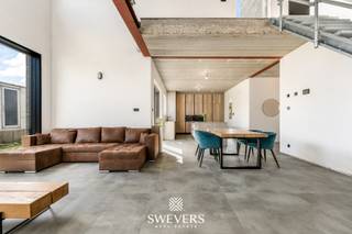 Voor meer info en foto’s, surf naar www.swevers.be – In een rustige, groene buurt van Herk-de-Stad vind je deze instapklare open bebouwing aan de Terbermenweg 156. De woning werd volledig gebouwd tot een moderne, energiezuinige thuis met zonnepanelen en mogelijkheid tot airco. Met een bewoonbare oppervlakte van 184 m² biedt het pand veel ruimte en comfort. De lichtrijke leefruimte (37 m²) sluit naadloos aan op de ruime keuken (28 m²) met kookeiland en directe toegang tot de zuidgerichte tuin. Verder op het gelijkvloers: een praktische berging, een gastentoilet en een aparte slaapkamer of bureauruimte. Boven bevindt zich een ruime slaapkamer, een moderne badkamer met inloopdouche en dubbele wastafel, een extra toilet en een open nachthal met vide. De woning beschikt niet over een kelder of zolder, maar biedt voldoende bergruimte. Gelegen op 6 are en op korte afstand van winkels, scholen, openbaar vervoer en snelwegen, combineert deze woning rust met bereikbaarheid. Voor meer informatie, bel 011 255 155. Bron bewoonbare oppervlakte: EPC – verslag.