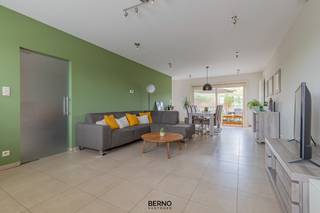 Op een gunstige ligging, vlak bij de belangrijkste invalswegen en de A12, bevindt zich deze recente gezinswoning met een zee aan woonruimte.<br />De woning omvat een inkomhal, een lichtrijke en gezellige leefruimte, een ruime ingerichte keuken, een praktische berging en een inpandige garage.<br />Op de eerste verdieping bevinden zich drie grote slaapkamers en een royale badkamer, uitgerust met zowel een ligbad als een douche. Via een vaste trap bereikt u de ruime zolder, die tal van mogelijkheden biedt als extra slaapkamers, hobbyruimte of bureau.<br />Buiten geniet u van een aangename, zuidgerichte tuin waar u de hele dag van de zon en de rust kunt genieten.<br />Bent u op zoek naar een instapklare woning met veel ruimte en een uitstekende bereikbaarheid? Dan is dit ongetwijfeld een bezoek waard! Voor info : dirk@berno.be