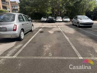CASALINA Real Estate biedt exclusief te koop aan – Parkeerplaatsen te koop – 3 beschikbare plaatsen: 1 parkeerplaats aan €13.000 en 2...