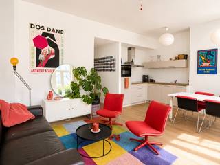 <p>Dit appartement van ca 76 m² is gelegen in het hartje van Antwerpen in de gezellige Minderbroedersrui. <span>Op een heerlijk centrale locatie midden in de stad en toch weg van alle drukte. Grote winkelstraten op wandelafstand. Een goede bereikbaarheid is gegarandeerd dankzij de nabijheid van openbaar vervoer en enkele belangrijke invalswegen.</span></p>
<p>De leefruimte kan genieten van een mooie lichtinval dankzij de grote raampartijen. Aansluitend bevindt zich de praktische open keuken met kwalitatieve Siemens toestellen.</p>
<p>Een strakke en moderne look werd doorgetrokken in het ganse appartement. De warme eiken parketvloer zorgt voor een gezellige warme toets.</p>
<p>Via de nachthal bereikt u de twee slaapkamers die zich aan de rustige achterzijde bevinden. De tweede slaapkamer kan perfect dienst doen als bureau of kinderkamer.</p>
<p>De luxueuze badkamer is afgewerkt met inloopdouche, dubbele lavabo en toilet. Hier zijn eveneens de aansluitingen voor wasmachine en droogkast voorzien.</p>
<p>Een kelderberging is reeds begrepen in de huurprijs.</p>
<p>Gemeenschappelijke lasten: 30 Euro per maand.<br />Alle nutsvoorzieningen (gas, water en elektriciteit) zijn privé op te nemen door de huurder.</p>
<p>Beschikbaar vanaf 1 oktober 2026.</p>