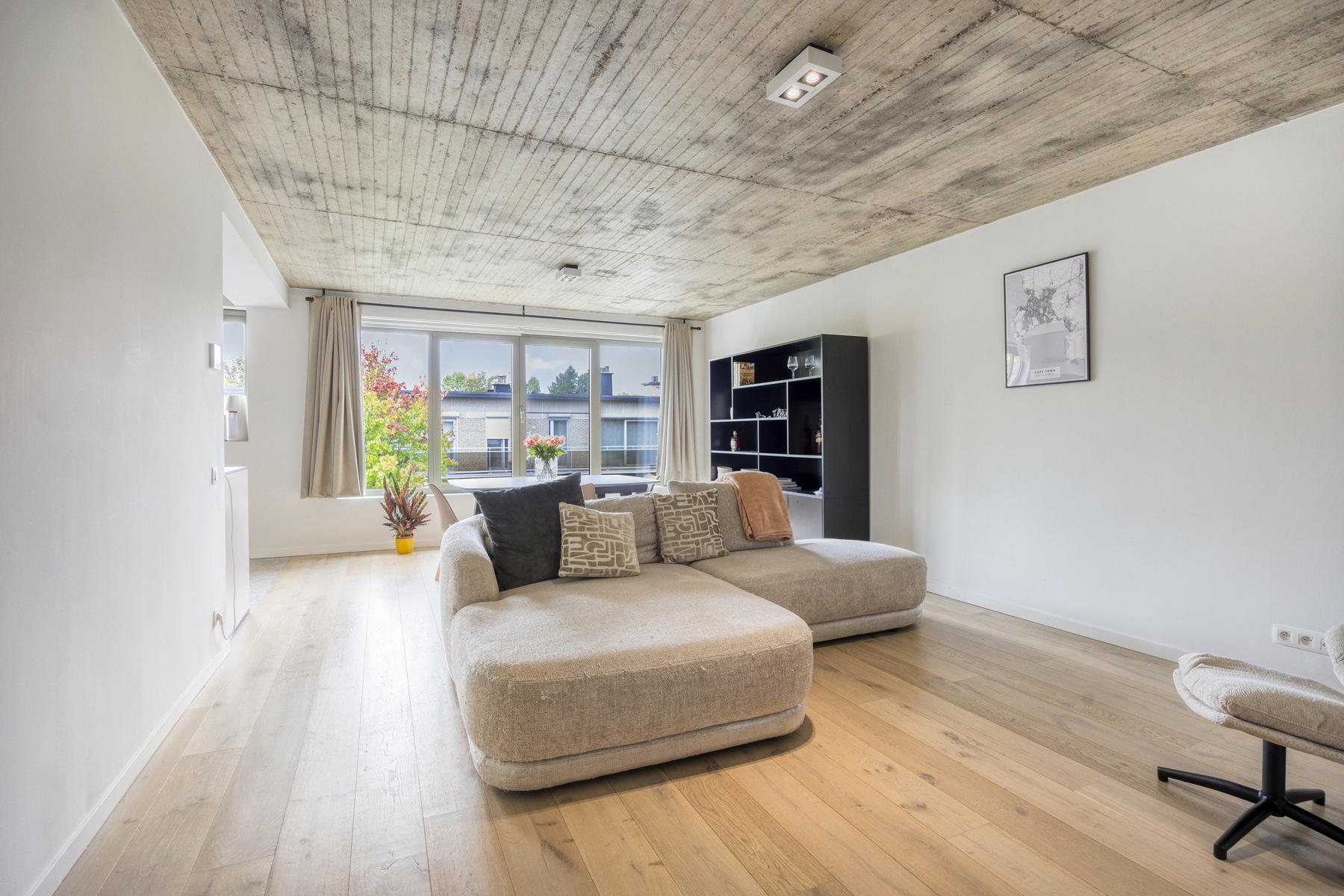 Gerenoveerd appartement met 2 slaapkamers, terras en garage - foto 2