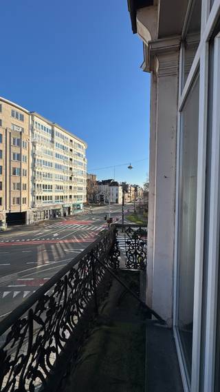 Op een absolute topligging, op de hoek van de Kortrijksesteenweg en vlakbij het Sint-Pietersstation, bevindt zich dit prachtig gebouw bestaande uit een handels- of kantoorruimte op het gelijkvloers en 4 appartementen met 2 slaapkamers.<br />Dit appartement bevindt zich op de 2e verdieping en is echt ideaal voor studerende kinderen of starters.<br />Info en bezoeken via 0496/70.10.30 en patrick@affinimmo.be.
