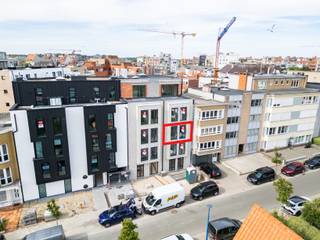 <strong>Koksijde: Luxueus nieuwbouwappartement met ruim terras vlak bij het centrum!</strong> <br />
<p>Opgeleverd &amp; onmiddeliujk beschikbaar! <br />Aankoop onder 6% BTW ! <br />Ontdek dit stijlvolle appartement in het gloednieuwe woonproject residentie Isabella, gelegen in het hart van Koksijde.<br />Deze moderne residentie bevindt zich op wandelafstand van winkels, restaurants en het strand, en combineert een centrale ligging met rust en privacy.<br />Met zijn eigentijdse architectuur, duurzame materialen en oog voor detail biedt Residentie Isabella een exclusieve woonervaring aan de Belgische kust.<br /><br /><br /><strong>Indeling:</strong><br />Inkomhal, gastentoilet, berging met aansluiting voor wasmachine, badkamer met dubbele wastafel in meubel en douche, ruime leefruimte met open keuken en aangrenzend zongericht terras, 2 volwaardige slaapkamers.<br /><br /><br /><strong>Troeven:</strong></p>
<ul><li>Kleinschalig en rustig wonen met slechts 9 appartementen.</li><li>Optimale geluidsisolatie voor extra privacy.</li><li>Moderne energie-efficiëntie en ventilatiesysteem.</li><li>ruim zonneterras.</li><li>Ondergrondse verdieping met parkeerplaatsen en bergingen.</li></ul>
<br /><strong>Meer informatie?</strong> Contacteer Christian op 058 51 23 23.
