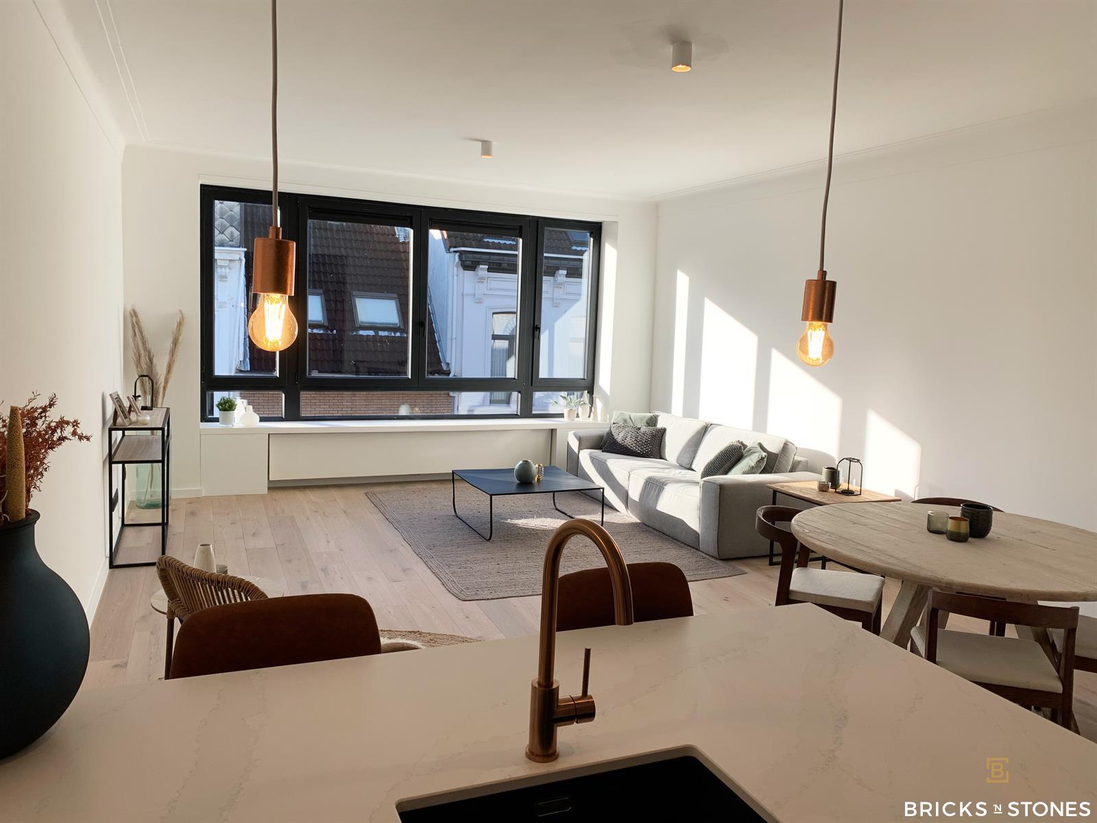 Gerenoveerd trendy 2-slaapkamer appartement met terras. - foto 3