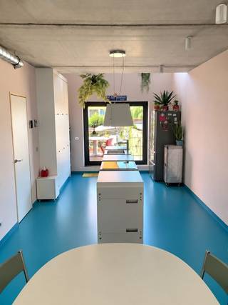 <p>De woning valt op door haar moderne industriële architectuur en de open bouwstijl.<br />Met haar zwarte kleur is het huis de witte raaf van de straat: niemand staat er onbewogen bij stil!</p><p>De woning is gelegen in het Westerkwartier in Oostende, een wijk die zich snel ontwikkelt en waar verbinding het kernwoord is.</p><p>Er zijn 3 verdiepingen en een mooie tuin van 138 m².<br />Het is mogelijk om de naastgelegen garage bij aan te kopen: zo kan u altijd parkeren in en voor de garage.</p><p>Binnen kenmerkt de woning zich door rauwe betonnen plafonds en zichtbare draagbalken, vides, stalen trappen, grote raampartijen, slim-otica, ventilatiesysteem D, zonnepanelen en vloerverwarming.<br />Het huis heeft een oppervlakte van 187m² op een perceel van 210 m².</p><p>Het gelijkvloers is momenteel een wo/mancave en kan ook gebruikt worden als aparte studio/kangoeroewoning. Er is een kitchenette, toilet, lavabo en een wasruimte.<br />Deze ruimte kan gemakkelijk anders ingedeeld worden in bv. 2 slaapkamers en een douche.</p><p>Op de eerste verdieping heb je de woonkamer met cosy zithoek en met de keuken als absolute eyecatcher.<br />Deze minimalistische en industriële keuken staat letterlijk in het midden én is het middelpunt van de woonkamer.<br />Deze is van het Duitse designmerk Stadtnomaden.<br />Opvallend is de vloer, die als een appelblauwzeegroene oceaan contrasteert met het firmament van het ruwe plafond.<br />Via het grote taatsraam ontsnapt u naar het terras dat met een vaste buitentrap verbonden is met de tuin.</p><p>De tweede verdieping is een mezzanine verbonden met de onderliggende leefruimte door twee vides.<br />Deze is ingericht als tv-salon en kan ook dienstdoen als logeerruimte.<br />Hier bevindt zich ook de badkamer met douche.<br />Op de bovenste verdieping is de zeer ruime slaapkamer met toilet en terras.</p><p>Wij openen onze oester graag.<br />Misschien is de parel binnenin het antwoord op jullie vraag.<br />Bel dan nul vier negen zeven zeven negen negen zes negen zeven.</p>