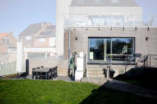 Dit lichtrijke appartement bevindt zich op een uitstekende locatie, vlakbij winkels, openbaar vervoer, scholen en belangrijke invalswegen. Dankzij...