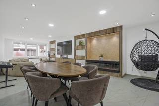 <p>Bent u op zoek naar een uitzonderlijke combinatie van wonen en werken? Dan is dit instapklare pand in het bruisende centrum van Boom precies wat u zoekt!</p>
<p><strong>Op het gelijkvloers</strong> bevindt zich een <strong>handelsruimte</strong> met tal van mogelijkheden (vroeger in gebruik als juwelier). De vitrines kunnen perfect herbruikt maar met het naar voor brengen van de inkomdeur verdubbel je praktisch je bruikbare handelsruimte. Achteraan vind je een <strong>gezellige stadstuin</strong>, ideaal om even te ontspannen of klanten een unieke buitenbeleving te bieden. Verder is er nog een <strong>kelder</strong>, ideaal als opslagruimte.</p>
<p><strong>De bovenliggende woonst</strong> is volledig gerenoveerd en combineert modern comfort met een warme uitstraling. De woning biedt:</p>
<ul>
<li>
<p>Een <strong>ruime leefruimte</strong> met <strong>open keuken</strong>, perfect voor gezellige avonden met familie en vrienden.</p>
</li>
<li>
<p>Een <strong>prachtige badkamer</strong> met hoogwaardige afwerking.</p>
</li>
<li>
<p><strong>Vier slaapkamers</strong>, waaronder een ruime zolderkamer die zelfs kan worden opgedeeld tot <strong>twee aparte kamers</strong> – ideaal voor een groot gezin, een thuiskantoor of hobbyruimte.</p>
</li>
<li>
<p>Een <strong>riant dakterras</strong> waar het heerlijk vertoeven is op zonnige dagen.</p>
</li>
</ul>
<p><strong>Extra troeven:</strong> <br />✅ Gunstig EPC<br />✅ Twee <strong>conforme elektrische keuringen</strong> (zowel voor het handelsgedeelte als de privéwoning)<br />✅ Toplocatie in het centrum van Boom: winkels, scholen, openbaar vervoer en horeca op wandelafstand!</p>
<p>Of je nu ondernemer bent, een investeerder of gewoon op zoek bent naar een unieke woonst met extra mogelijkheden — dit pand biedt het allemaal. Momenteel is het pand volledig verhuurd waardoor het ook een ideale investering kan zijn.</p>
<p><strong>Mis deze kans niet en plan vandaag nog je bezoek!</strong></p>