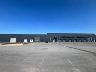 <p>Logistics warehouse with modern office space for rent in Sint-Niklaas.</p>
<p>The property has a total surface area of 20,748 m², divided into 3 units, and is equipped with multiple sectional doors and loading docks. The structure is in concrete/steel with a flat roof, a clear height of 5 to 8 m and a floor load capacity of 5 tonnes/m². Immediately available.</p>
<p>Interested? Contact Structura.biz to arrange a site visit.</p>