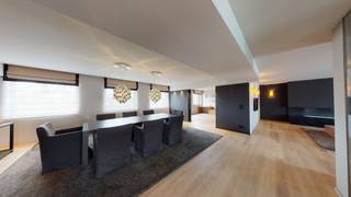 Cet appartement impressionnant est situé dans le Zuiderkroon, sur le Vlaamse Kaai, avec une vue sur le parc Dok Zuid, situé entre Vlaamse et...