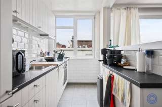 <p><span>Informatie appartement</span></p><p><span>Dit knus appartement met 2 slaapkamers bevindt zich op de 8ste en hoogste verdieping in een goed onderhouden gebouw. U komt binnen in de inkomhal met ruime vestiairekasten. De leefruimte geniet van veel lichtinval dankzij de grote raampartij en is voorzien van een mooie blokjesparket. Aansluitend aan de leefruimte is er een vernieuwde halfopen keuken, voorzien van o.a. een gasvuur met dampkap, grote oven, vaatwasser en ijskast met vriesvak. Achteraan het appartement, aan de kant van de rustige Violierstraat, zijn er 2 slaapkamers van ca. 14m² en 8m². De badkamer is voorzien van een douche-in-bad, lavabomeubel en aansluiting voor een wasmachine en droogkast. Aparte WC. Het gebouw is voorzien van een lift en parlofonie. Maandelijkse provisie: 165 EUR (privatieve verwarming en waterverbruik, onderhoud en verbruik gemene delen, syndicus, blokpolis, afval ophaling, ...). Super centrale ligging in Antwerpen nabij het Eilandje met verschillende winkels, cafés en restaurants op wandelafstand. Vlot bereikbaar en openbaar vervoer (tram, bus, trein) in de directe omgeving!</span></p><p><span> </span></p><p><span>Indeling</span></p><ul><li><span>Gezellige en lichtrijke woonkamer ca. 18m² met knap panoramisch zicht. De leefruimte is voorzien van een goed onderhouden blokjesparket.</span></li><li><span>Recent geplaatste en volledig uitgeruste half open keuken, voorzien van o.a. een gasvuur met 4 pitten, dampkap, vaatwasser, grote oven, ijskast met apart vriesvak. De spatwand is voorzien van mooie witte metro tegeltjes.</span></li><li><span>Ruime inkomhal met dubbele vestiairekast.</span></li><li><span>Slaapkamer 1 ca. 14m² gelegen aan de rustige Violierstraat.</span></li><li><span>Badkamer uitgerust met een douche-in-bad en lavabomeubel. Aansluiting aanwezig voor een wasmachine en droogkast.</span></li><li><span>Slaapkamer 2 ca. 8m² gelegen aan de rustige Violierstraat</span></li><li><span>Aparte WC.</span></li></ul><p><span> </span></p><p><span>Huurvoorwaarden</span></p><ul><li><span>Huurprijs: 1.050 EUR/maand. </span></li><li><span>Algemene kosten: provisie 165 EUR/maand (privatief waterverbruik, privatieve verwarming, onderhoud en verbruik in de gemeenschappelijke delen waaronder de lift, brandverzekering gebouw). </span></li><li><span>Beschikbaar vanaf 01/12/2025.</span></li></ul><p><span> </span></p><ul><li><span>Individuele meter: elektriciteit. </span></li></ul><ul><li><span>Waarborg: 3 maanden huur.</span></li><li><span>Intredende plaatsbeschrijving: 175 EUR excl. 21% BTW per partij.</span></li></ul><p><span> </span></p><p><span>Gebouw</span></p><ul><li><span>Kelderverdieping, handelsruimte op gelijkvloers en 8 verdiepingen met telkens 4 appartementen.</span></li><li><span>Lift aanwezig.</span></li><li><span>Parlofoon aanwezig.</span></li></ul><p><span> </span></p><p><span>Ligging</span></p><ul><li><span>Gelegen in het centrum van Antwerpen nabij het Eilandje met verschillende cafés, restaurants en winkels op wandelafstand.</span></li><li><span>Openbaar vervoer (tram, bus en trein) in de directe omgeving. Velo Antwerpen station om de hoek</span></li><li><span>MOBISCORE: 9,5/10!</span></li></ul><p><span> </span></p><p><span>*De informatie in deze prospect is ter informatieve titel: de kandidaat-kopers moeten hun eigen zaak maken van het verkrijgen, controleren en interpreteren van deze informatie.</span></p>