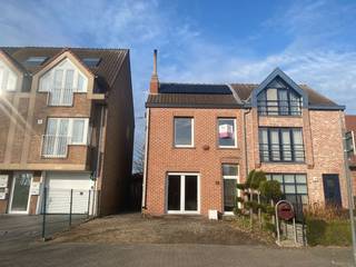 Deze woning is gelegen in het centrum van Oosteeklo, in de onmiddellijke omgeving van de school en diverse buurtwinkels zoals een bakker, slager...