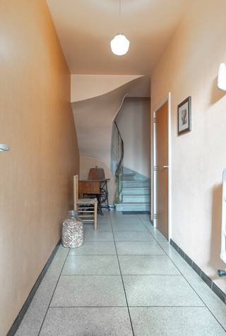 Opbrengstgebouw met handelshuis, twee appartementen en garage op gunstige locatie te Sint-Jans-Molenbeek.Gelegen op praktische locatie nabij in- en...