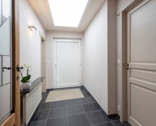<p>Ce bungalow entièrement rénové offre une belle combinaison de confort, de qualité et d’un agencement réfléchi, et est situé sur un terrain de <strong>6a18ca</strong> dans le quartier calme de Dilbeek.</p>
<p><span>Disposition :</span><br />Le hall d’entrée donne accès à un vestiaire séparé, au garage et aux espaces de vie.</p>
<p>Le séjour bénéficie d’une belle luminosité grâce aux grandes baies vitrées, créant une atmosphère agréable et ouverte. Il est prolongé par une cuisine conviviale au style champêtre, entièrement équipée. Depuis le séjour et la cuisine, vous accédez directement à la terrasse et au jardin joliment aménagé. Celui-ci offre un cadre verdoyant, une belle intimité et dispose également d’un jacuzzi.</p>
<p>Au rez-de-chaussée, la maison comprend deux chambres spacieuses, un dressing et une salle de bains moderne équipée d’une baignoire et d’une douche à l’italienne. Un WC séparé complète ce niveau.</p>
<p>À l’étage, vous trouverez un espace polyvalent pouvant servir de bureau, de salle de loisirs ou de chambre supplémentaire.</p>
<p>La propriété dispose en outre d’un grand garage avec porte automatique, d’une cave (idéale comme cave à vin) et d’un grenier pratique pour le stockage.</p>
<p><span>Atouts supplémentaires :</span></p>
<ul>
<li>12 panneaux solaires</li>
<li>Chaudière au gaz récente</li>
<li>Installation électrique conforme</li>
</ul>
<p>La situation calme, la belle vue dégagée et l’accessibilité aisée complètent parfaitement ce bien.</p>
<p>Une maison prête à emménager, idéalement située.<br /><strong>Intéressé(e) ?</strong> Planifiez dès aujourd’hui votre visite via le site de Living Stone.</p>