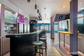 Ontdek deze unieke commerciële ruimte in het hart van Wingene. Dit pand biedt een veelvoud aan mogelijkheden met een karaktervolle gevel die meteen de aandacht trekt. Het pand is perfect voor ondernemers die op zoek zijn naar een veelzijdige en centraal gelegen locatie of er zijn mogelijkheden om het pand terug te gaan bestemmen als woning. Binnenin vindt u een charmante barruimte die met een beetje creativiteit kan worden omgetoverd tot een sfeervolle ontvangstruimte of eetgelegenheid. De zaal is ruim en voorzien van grote ramen die een overvloed aan natuurlijk licht binnenlaten. De artistieke muurschilderingen voegen een authentieke touch toe aan de ruimte. Op de bovenverdieping zijn er vier slaapkamers, ideaal voor bewoning of als extra privéruimten. De kamers zijn ruim en geven uitzicht op de levendige straat beneden. De badkamer is verder af te werken. Een belangrijk pluspunt van dit pand is de gezellige buitenruimte, perfect voor ontspanning of als aanvulling op uw commerciële activiteit. De opslagruimte biedt bovendien voldoende plaats voor al uw benodigdheden. Dit veelzijdige pand in een bruisende centrum is een buitenkans voor wie op zoek is naar een commercieel pand met karakter. Grijp deze kans en ontdek de vele mogelijkheden die dit pand u te bieden heeft. Voor meer informatie of een bezoek, contacteer ons via 056 96 08 00 of info@property-vastgoed.be