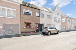Dit te renoveren appartement van ca 55m2 maakt deel uit van een kleinschalig gebouw en heeft volgende indeling: inkomhal, leefruimte met...