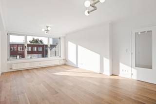 <p>Vous aimez marcher, faire du vélo, pique-niquer ou êtes toujours partant pour une activité culturelle ? Vous êtes au bon endroit ! Cet appartement récemment rénové est entouré de magnifiques parcs verdoyants, dont le célèbre Rivierenhof et le parc municipal de Bremweide. De plus, le Wijnegem Shop Eat Enjoy est à seulement quelques minutes à vélo : idéal pour des heures de shopping !</p>
<p>Outre son emplacement privilégié, cet appartement offre de nombreux autres avantages. Pensez au PEB B avantageux, aux finitions de haute qualité jusque dans les moindres détails et à une agréable terrasse où vous pourrez vous évader du tumulte de la journée. Vous entrez par le hall d'entrée, qui comprend un vestiaire pratique et des toilettes invités. À côté, vous trouverez l'espace de vie lumineux avec une cuisine ouverte moderne, aménagée avec des matériaux de haute qualité. Ce logement comprend également deux chambres spacieuses (15 m² et 10,50 m²) et, bien sûr, une salle de bain tendance équipée d'une douche à l'italienne, d'un radiateur sèche-serviettes et d'un lavabo encastré dans un élégant meuble-lavabo.</p>
<p>En bref, cet appartement allie confort, style et emplacement privilégié : l'endroit idéal pour poser ses valises et profiter pleinement !</p>
<p>Spécifications techniques : Électricité conforme ! Chauffage central au gaz par chaudière à condensation, vitrage haute performance. Raccordements pour lave-linge et sèche-linge dans la salle de bains.</p>
<p>Informations urbanistiques, certificat de sol et certificat d'amiante en cours d'obtention. Le bien n'est pas situé en zone inondable (classement A P et G). Obligation de rénovation non applicable.</p>