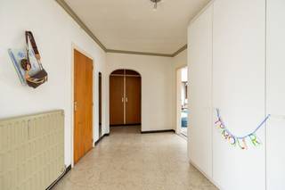 Zeer ruim (162m²) appartement op de tweede verdieping (lift) met 2 slaapkamers, badkamer, terras, kelder en garage (verplicht bij aan te kopen...