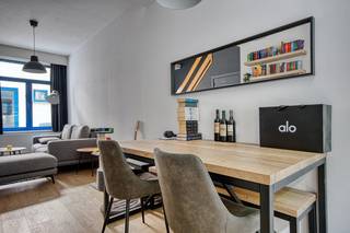 Brugge CENTRUM, nabij ’t ZAND en VESTINGEN I<u><strong>NSTAPKLAAR energiezuinig WOONHUIS</strong></u> met koertje en 3 slaapkamers.<br />Alle winkels, scholen, openbaar vervoer en station in de buurt <br />Gelijkvloers met inkom met gastentoilet, living , ingerichte recent vernieuwde keuken ( vaatwasser, elektro keramische kookplaat, combi, oven-microgolfoven, grote frigo), wasruimte met aansluiting voor wasmachine, koertje.<br />Op de 1 é Verdieping : 1 mooie slaapkamer, badkamer met ligbad en douchestaaf en lavabo, apart toilet op de overloop, 2 é slaapkamer/bureau/dressing.<br />Op de dakverdieping: 1 ruime lichtrijke slaapkamer.<br />Alle nutsvoorzieningen aanwezig. Aluminium ramen met Dubbel glas, ingebouwde horren, Centrale verwarming met slimme thermostatische radiatorknoppen, condensatieketel, geïsoleerd dak, Internet aanwezig. Juist VERHUIZEN !<br /><br />Ideaal voor gezin, voor koppel of alleenstaande, ideaal voor studenten, ideaal voor starters of investeerders.<br />