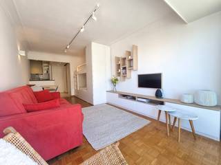 Op zoek naar een stijlvolle pied-à-terre aan zee? Deze instapklare studio in het charmante Duinbergen combineert comfort, praktisch gebruiksgemak en een zijdelings zeezicht dat nooit verveelt. Ideaal als tweede verblijf of slimme investering aan de kust.<br />De studio werd met oog voor detail gerenoveerd en straalt een warme, eigentijdse sfeer uit dankzij de kwalitatieve parketvloer en de doordachte indeling. Elk element is functioneel benut, met onder meer een op maat gemaakt stapelbed en voldoende ingebouwde bergingsruimte – ideaal om het beschikbare oppervlak maximaal te benutten, maximumcapaciteit van 4 personen. Het gebouw zelf is goed onderhouden: in 2015 werd de gevel gerenoveerd en bijkomend geïsoleerd, wat bijdraagt aan het algemene wooncomfort en de energie-efficiëntie. De liften werden reeds vervangen en er is een moderne collectieve centrale verwarming aanwezig. Veel parkeerplaats in de buurt, een gemeenschappelijke fietsenberging en een ruime privatieve kelderberging!<br /><br />Indeling:<br /><br />- Leefruimte met eetplaats en adembenemend zeezicht,<br />- Open, compacte keuken,<br />- Badkamer met douchebad, wastafel en toilet,<br /><br />Deze studio is een ideale uitvalsbasis aan de kust, waar je kan genieten van rust, licht en zeezicht in een compacte maar comfortabele setting.<br /><br />Interesse? Contacteer ons voor een bezoek ter plaatse!