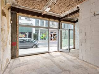 Op een centrale locatie in Lier wordt deze casco handelsruimte met tal van potentieel aangeboden.<br /><br />Het pand beschikt over een ruime commerciële gevel en de mogelijkheid voor een grote glazen achterzijde die voor veel natuurlijke lichtinval zorgt. Achteraan is er ruimte voor de aanleg van een terras met zicht op de tuin en het water.<br /><br />Afhankelijk van de nodige toelatingen kan bovendien onderzocht worden of een ponton aan het water mogelijk is, wat extra mogelijkheden biedt voor een bijzonder terrasconcept.<br />De casco oplevering laat toe om de ruimte volledig volgens het eigen horecaconcept en de gewenste uitstraling in te richten.<br /><br />Troeven:<br />+ Centrale ligging in Lier, nabij de grote markt<br />+ Casco handelsruimte<br />+ Goede zichtbaarheid aan de straatzijde<br />+ Praktische & lichtrijke ruimtes<br />+ Tuin grenzend aan het water: (Eventueel mogelijkheid voor terras aan de achterzijde mits vergunningen)<br /><br />Heeft u interesse voor dit casco Handelsgelijkvloers op toplocatie voor onder meer een restaurant, bistro, koffie- of wijnbar, brunchzaak of ander horecaconcept.<br />Maak snel uw afspraak via 03 337 50 70 of info@vbvastgoed.be.<br /><br /><span>De foto's in dit zoekertje zijn impressies gezien de werken momenteel nog aan de gang zijn</span>