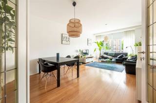 Dit ruim 2 slaapkamer appartement is gelegen op de 2de verdieping van een goed onderhouden gebouw op de grens tussen Berchem en 2018 Antwerpen...