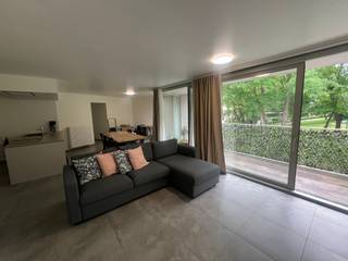 <p><strong>Ruim appartement met uniek groen uitzicht in hartje Genk.</strong></p>
<p>Ontdek dit ruime en lichtrijke appartement, ideaal gelegen in het centrum van <span><span>Genk</span></span>. Hier geniet u van alle voorzieningen op wandelafstand, gecombineerd met een uitzonderlijk groen en rustgevend uitzicht op het park van de Lourdeskapel.</p>
<p>Het appartement beschikt over een ruime woonkamer die dankzij de grote raampartijen baadt in natuurlijk licht en uitziet op het groen. Aansluitend bevindt zich een ruim terras waar u in alle rust kunt genieten van de groene omgeving. De open keuken sluit naadloos aan op de leefruimte. Verder biedt het appartement twee volwaardige slaapkamers en een ruime badkamer uitgerust met zowel een comfortabele douche als een ligbad. Tot slot is er nog een apart toilet en een ruime berging.<br /><br />Tevens is er ook een kelderberging en een ondergrondse parking inbegrepen.</p>
<strong>Troeven van dit appartement:<br /></strong>
<ul>
<li>Centrale ligging in het hart van Genk</li>
<li>Uniek vrij uitzicht op het park</li>
<li>Ruime en lichtrijke woonkamer</li>
<li>Open, functionele keuken</li>
<li>Twee comfortabele slaapkamers</li>
<li>Grote badkamer met douche én bad</li>
<li>Tweede ondergrondse parking beschikbaar</li>
<li>Alle winkels, horeca en openbaar vervoer in de directe omgeving</li>
</ul>
<p>Een ideale woonst voor wie ruimte, comfort en een groene omgeving wil combineren met de voordelen van wonen in het stadscentrum.<br /><br />Huurprijs: 1085 euro + 115 euro gemeenschappelijke kosten.<br />Mogelijkheid om een tweede ondergrondse parking bij te huren aan 75 euro/maand.<br /><br />Voor een bezoek ter plaatse, klik op onze website www.jansenrealestate.be bij het pand op de knop 'bezoek aanvragen' en je wordt zo snel als mogelijk gecontacteerd.<br /><br />Voor meer informatie kunt u ons altijd bereiken op het nummer 011/39 90 50 of info@jansenrealestate.be.</p>