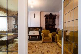 Ontdek nu deze heel charmante en authentieke woning in het centrum van Eeklo.
Voor de liefhebber van een renovatieproject, is dit een unieke kans.
We betreden de woning via de ruime inkomhal, die ons naar het salon brengt, daarnaast de eetruimte en de keuken.
Via de keuken gaan we naar de stadskoer, die ook geniet van een achteruitgang.
Op het verdiep zijn er maar liefst 5 slaapkamers en een badkamer.
Verder is er nog een ruime kelder en een buitenberging met achteruitgang naar de Raamstraat.<br />Interesse? Bel Matthias 0497/76.84.89