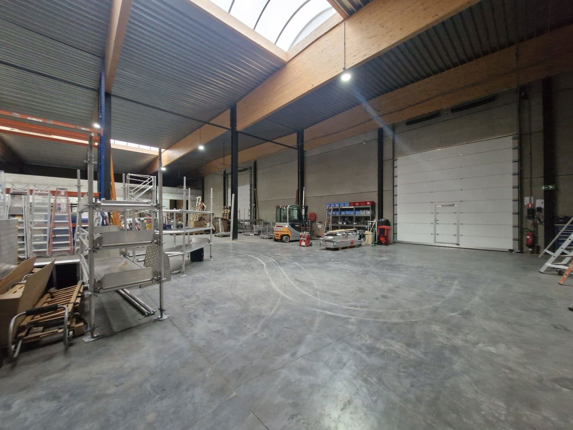 Te huur – Semi-industrieel geheel 2.350 m² – Herstal - foto 5