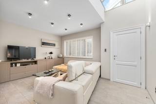 Te koop: instapklaar gesloten bebouwing in het centrum van Baasrode, op korte afstand van scholen, park en openbaar vervoer.Deze prachtig...