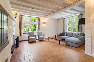Cette charmante maison de style ferme offre une combinaison idéale de confort et de style. À votre arrivée, vous serez accueilli par un beau jardin...