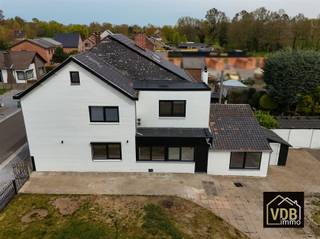 <p><span><strong>Prachtig gerenoveerde halfopen bebouwing met 4 slaapkamers op toplocatie</strong></span></p><p><span><span>Bent u op zoek naar een instapklare woning waar werkelijk álles al voor u is gedaan? Deze verrassend ruime halfopen bebouwing op een perceel van </span><strong>497 m²</strong><span> werd recent volledig en met oog voor detail gerenoveerd. Dankzij het gunstige </span><strong>EPC-label B</strong><span> geniet u hier bovendien van een uiterst energiezuinige thuis zonder renovatieverplichting.</span></span></p><p><span><span>Voor een eerste indruk maakten we een <strong>video</strong> en een <strong>virtuele rondleiding</strong> alsof je in de woning rondloopt.</span></span></p><p><span><span><strong>Video :</strong> </span></span><span>https://youtube.com/shorts/Fqu4mTI0X7o?feature=share</span> </p><p><span><span><strong>Virtuele tour :</strong> </span></span><span><span>http://bit.ly/41xRRbq</span></span><span><span> </span></span></p><p><span><strong>Indeling &amp; Comfort</strong></span></p><p><span><span>Bij het betreden van de woning valt direct de hoogwaardige afwerking op: nieuwe vloeren (grote tegels en zeer goede laminaat), strak pleisterwerk en moderne verlichtingsarmaturen doorheen de gehele woning. De leefruimte is voorzien van </span><strong>airconditioning</strong><span>, wat zorgt voor een optimaal klimaat in elk seizoen. De gloednieuwe, ingebouwde keuken is een droom voor elke hobbykok en is volledig uitgerust, inclusief vaatwasser.</span></span></p><p><span><span>De woning beschikt over </span><strong>4 ruime slaapkamers</strong><span>, slim verdeeld over de verdiepingen:</span></span></p><ul><li><span><strong>Gelijkvloers:</strong><span> Eén slaapkamer die perfect kan dienen als bureau, praktijkruimte voor vrij beroep (bijv. nagelstudio of schoonheidszorgen) of hobbykamer.</span></span></li><li><span><strong>Eerste verdieping:</strong><span> Twee ruime slaapkamers.</span></span></li><li><span><strong>Tweede verdieping:</strong><span> Een vierde slaapkamer, extra lichtrijk dankzij het nieuw geplaatste dakvenster naast het bestaande raam.</span></span></li></ul><p><span><span> </span></span></p><p><span><span>Er zijn </span><strong>2 moderne badkamers</strong><span> aanwezig:</span></span></p><ol><li><span><strong>Gelijkvloers:</strong><span> Voorzien van inloopdouche, enkele lavabo, toilet en aansluitingen voor wasmachine en droogkast.</span></span></li><li><span><strong>Eerste verdieping:</strong><span> Een zeer ruime, lichtrijke badkamer met een groot raam, inloopdouche, 2de toilet en een dubbele lavabo.</span></span></li></ol><p><span><strong> </strong></span></p><p><span><strong>Volledige Renovatie (Binnen &amp; Buiten)</strong></span></p><p><span><span>U koopt hier volledige gemoedsrust. De renovatie was totaal:</span></span></p><ul><li><span><strong>Technieken:</strong><span> Volledig nieuwe elektriciteit (Arei conform gekeurd geldig voor 25 jaar), centrale verwarming op gas (ketel Buderus 2016 en nieuwe radiatoren en nieuwe leidingen leidingen), nieuw sanitair en waterleidingen en afvoeren.</span></span></li><li><span><strong>Isolatie &amp; Buitenzijde:</strong><span> Nieuwe ramen met PVC profielen, vernieuwde platte daken, nieuw zinkwerk en een geïsoleerd pannendak. De gevels en de garage zijn fris geschilderd en voorzien van sfeervolle buitenverlichting.</span></span></li><li><span><strong>Interieur:</strong><span> Nieuwe binnendeuren, een nieuwe trap naar de eerste verdieping en vernieuwde plafonds, gepleisterd en geverfd (wit).</span></span></li></ul><p><span><strong> </strong></span></p><p><span><strong>Tuin &amp; Garage</strong></span></p><p><span><span>Buiten geniet u van een ruime, </span><strong>zuid- tot zuidwest georiënteerde tuin</strong><span> met talloze mogelijkheden voor zonliefhebbers. Er is een grote </span><strong>vrijstaande garage</strong><span> (volledig vergund) voorzien van een kleine kelder. De woning zelf is gedeeltelijk onderkelderd.</span></span></p><p><span><strong> </strong></span></p><p><span><strong>Praktische informatie</strong></span></p><ul><li><span><strong>EPC label B:</strong><span> Zeer energiezuinig, geen renovatieverplichting.</span></span></li><li><span><strong>Asbest: </strong><span>Met de renovatie werd asbest verwijderd uitgezonderd de golfplaten op het dak van de garage en het berghok achter de woning, dewelke dienen verwijderd tegen 2034.</span></span></li><li><span><strong>Toplocatie:</strong><span> Gelegen in een zeer geliefde en gezochte buurt.</span></span></li><li><span><strong>Plannetjes en documenten:</strong><span> Alle relevante documenten zijn te downloaden in de rubriek "downloads" op onze website. De plannen zijn schetsen bij benadering.</span></span></li></ul><p><span><strong> </strong></span></p><p><span><strong>Interesse in deze unieke parel?</strong></span></p><p><span><span>Neem voor meer informatie of een bezoek contact op met </span><strong>Marie-Paule op 0476/959 958</strong><span> of bezoek </span><strong>www.vdb.immo</strong><span>.</span></span></p>