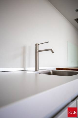 <strong>Stijlvol wonen aan het water – Kattendijkdok Westkaai 51 bus 3.4, Antwerpen</strong><br /><br />Welkom in dit prachtige appartement op een absolute toplocatie aan het bruisende Eilandje. Hier geniet u dagelijks van een uniek uitzicht op het Kattendijkdok, gecombineerd met de levendigheid van de stad, een uitstekende bereikbaarheid en een uitzonderlijke woonkwaliteit.<br /><br />Het gebouw werd ontworpen door de gerenommeerde Zwitserse architect Roger Diener en staat bekend om zijn tijdloze, minimalistische architectuur en hoogwaardige afwerking.<br /><br />Met een bewoonbare oppervlakte van ca. 103 m² biedt dit appartement een perfecte balans tussen ruimte, comfort en elegantie. De ruime leefruimte wordt gekenmerkt door grote raampartijen die zorgen voor een overvloed aan natuurlijk licht en een aangename connectie met de omgeving. Vanuit de leefruimte heeft u toegang tot het westgericht terras, waar u in alle rust kunt genieten van de middag- en avondzon. Het uitzicht combineert het beste van twee werelden: een zicht op het water enerzijds en een levendig stadszicht anderzijds.<br /><br />De open designkeuken is afgewerkt met kwaliteitsmaterialen en uitgerust met hoogwaardige Miele-toestellen, wat garant staat voor optimaal kookcomfort. De leefruimte werd bovendien voorzien van externe zonnewering, waardoor het appartement ook tijdens warme zomerdagen aangenaam blijft.<br /><br />Doorheen vrijwel het volledige appartement werd een kwalitatieve parketvloer doorgetrokken, wat zorgt voor een warme, stijlvolle en uniforme uitstraling. Enkel in de badkamer en het toilet werd gekozen voor een onderhoudsvriendelijke tegelvloer.<br /><br />Het appartement beschikt over twee ruime slaapkamers, een comfortabele badkamer, twee afzonderlijke toiletten en een praktische berging. Dankzij de doordachte indeling is dit appartement uitermate geschikt als gezinswoning, stijlvolle stadswoning of kwalitatieve investering.<br /><br /><strong>Extra troeven:</strong><br /><br />Westgericht terras<br />Zicht op zowel het water als de stad<br />Volledig doorgetrokken parketvloer<br />Hoogwaardige Miele-keukentoestellen<br />Externe zonnewering aan de leefruimte<br />Twee ruime slaapkamers<br />Topligging op het Eilandje<br />Nabij restaurants, musea, winkels en openbaar vervoer<br />Kelderberging en gemeenschappelijke fietsenberging<br />Energiezuinig en voorzien van hedendaags wooncomfort<br /><br />Ondergrondse parkeerplaats optitioneel aan te kopen voor €40.000.<br /><br />Een uitzonderlijk appartement op een van de meest gegeerde locaties van Antwerpen, waar architectuur, comfort en ligging naadloos samenkomen.<br /><br />Voor meer informatie of een bezoek ter plaatse kan u contact opnemen met Xander via 0497 18 10 84 of xander@reds.be.