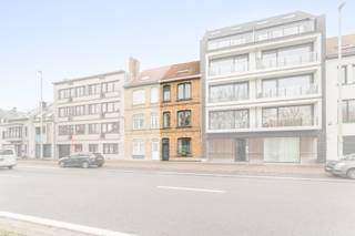Deze prachtige woning ligt op een uitstekende locatie vlakbij alle invalswegen aan de stadsrand. Vlot bereikbaar en gratis parkeermogelijkheid voor je deur.  <br />Ook voor een schietgebedje te doen moet je enkel de straat oversteken.<br /><br />De woning zelf is kollosaal, vroeger huisden hier niet minder dan 3 appartementen, de huidige eigenares wou de woning terug in haar oude glorie herstellen. De renovaties zijn nu voor 90% klaar maar we zoeken een nieuwe koper die de finishing touch kan geven aan deze woning. <br /><br />In de woonkamer werd er gewerkt met eiken parket. De gezellige zitruimte gaat over op de eetruimte die ruim is en hierna naadloos overgaat op de vernieuwde keuken met praktisch eiland. <br />Een tuin, voor de mensen die geen groene vingers hebben. Klein maar fijn, meer moet dat niet zijn. <br /><br />Op het eerste tussenverdiep is er een handige wasberging en er werd recent een nieuwe hoogrendemenstketel aangesloten. Verder is er hier ook een toilet.<br /><br />Op de eerste verdieping vinden we een ruime dubbele slaapkamer die in een mum van tijd kan omgetoverd worden in 2 slaapkamers met elk een eigen inkomdeur.<br />Verder is er nog plaats genoeg om een aparte bureauruimte te creëeren.<br /><br />Op het tussenverdiep bevindt zich een praktische badkamer met ligbad. <br /><br />Enkele treden hoger bevinden we ons reeds op het tweede verdiep. Deze is voorzien van een leuke kamer met terras en de ruime master bedroom.<br />Ook de ruime zolder is afgewerkt en kan makkelijk omgevord worden naar 2 comfortabele slaapkamers.