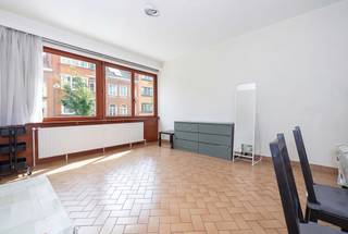 ELSENE, in de wijk Université, op een steenworp afstand van de begraafplaats, alle voorzieningen en winkels, presenteren wij u dit lichte appartement van ± 55 m². Het bestaat uit: hal, halfingerichte keuken, woonkamer, 1 slaapkamer, badkamer, toilet. Momenteel verhuurd voor 850 €/maand – Huurcontract van 3 jaar vanaf 1/06/2024. Kelder (C15). Garagebox N12 (+ 25.000€) OPTIE. Lasten: ± 180 €/maand (gemeenschappelijke kosten, beheerder, verzekering, onderhoud). EPC: F. Afmetingen ter indicatie.