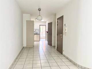 Welkom te Boomstraat 72 bus 1 te Bornem. Hier kunnen we een zeer leuk appartement terugvinden met een centrale ligging. Alle winkels vlakbij!<br /><br />We nemen de trap naar de eerste verdieping. Hier komen we toe in een gezellige leefruimte met open keuken. De grote ramen zorgen ervoor dat er heel veel licht naar binnenvalt.<br /><br />De open keuken is ruim en voorzien van de basisbenodigheden. En aan een berging is uiteraard ook gedacht. Hier kan je zeker voldoende spullen stockeren en dan is er nog ruimte over voor het plaatsen van een was- en droogmachine. We wandelen even door naar de ruime slaapkamer met zicht op jouw ruim terras. Dit wordt wellicht heerlijk ontwaken.<br /><br />Jouw badkamer grenst aan jouw slaapkamer en is voorzien van een ligbad. <br /><br />De laatste stop nemen we op het ruim terras achteraan. Lekker ruim om zalig even tot rust te komen.<br /><br />Ohja, er is ook nog een apart toilet. Zeer handig!<br /><br />Huurafspraken: eerste maand vooruit betaald, 3 maanden huurwaarborg en de helft van de kosten van een plaatsbeschrijving.<br /><br />Het appartement is beschikbaar vanaf 1 juni 2026.