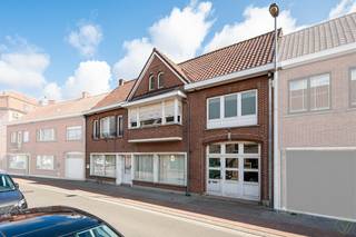 Bent u op zoek naar een woning waar wonen en werken perfect gecombineerd kunnen worden? Deze karaktervolle eigendom in de Rozestraat in Ursel biedt tal van mogelijkheden voor zelfstandigen, handelaars of vrije beroepen. Gelegen op een centrale locatie vlakbij het dorpscentrum, geniet deze eigendom van een uitstekende zichtbaarheid én bereikbaarheid.<br /><br />De woning beschikt over een grote bewoonbare oppervlakte en een aparte winkelruimte, wat ze ook interessant maakt voor projectontwikkeling of investeerders.<br /><br /><strong>Indeling van het pand:</strong><br /><br /><strong>Gelijkvloers:</strong><br />Vooraan bevindt zich de winkelruimte – ideaal voor een kleinhandelszaak, praktijk of bureau. Daarnaast is er een inkomruimte met toegang tot de woning, die ook als garage kan worden ingericht. Verder vindt u op het gelijkvloers nog een wasplaats en toegang tot het private woongebeuren. Achteraan bevinden zich de leefruimtes: een keuken, eetplaats en een woonkamer met zicht op de tuin.<br /><br /><strong>Eerste verdieping:</strong><br />Op de eerste verdieping bevinden zich vier ruime slaapkamers en een badkamer. Extra troef op dit niveau is de werkplaats én een kleine zolderruimte die als extra berging kan dienen.<br /><br /><strong>Tweede verdieping:</strong><br />Op de tweede verdieping is er nog een zeer ruime zolder onder het dak – perfect voor wie bijkomende kamers wenst te creëren of nood heeft aan veel bergruimte.<br /><br /><strong>Buitenruimte:</strong><br />De woning beschikt over een gezellige tuin aan de achterzijde. De tuin is compact, maar gezellig en onderhoudsvriendelijk.<br /><br /><strong>Extra troeven:</strong><br />✅ Centrale ligging nabij het centrum van Ursel<br />✅ Winkelruimte of ruimte voor vrij beroep<br />✅ 4 volwaardige slaapkamers<br />✅ Mogelijkheid tot garage<br />✅ Geschikt voor wie veel ruimte zoekt<br />✅ Potentieel voor renovatie of projectontwikkeling<br /><br /><strong>Wenst u wonen en werken te combineren? Of zoekt u een interessante eigendom met veel ruimte en mogelijkheden? Neem dan snel contact met ons op en ontdek het potentieel van deze woning!</strong>