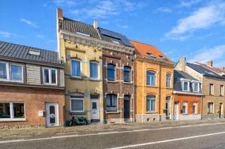 Volledig gerenoveerde woning (2019), instapklaar en met een uitstekende combinatie van comfort, energiezuinigheid en een zeer praktische ligging.<br />Op wandelafstand van winkels, school en station, met een bushalte voor de deur en een vlotte verbinding naar de autosnelweg.<br /><br />De woning bestaat uit een woonkamer, een volledig uitgeruste open keuken, 3 slaapkamers waarvan één van 22 m² en 2 badkamers. Daarnaast zijn er een terras, tuin, kelder en zolder.<br /><br />EPC: B (166 kWh/m²), 11 zonnepanelen met thuisbatterij voor lagere energiekosten<br />Centrale verwarming op aardgas (condensatieketel 2024)<br />PVC ramen met dubbele beglazing.<br />Elektriciteit conform tot 2035<br />De woning is asbestvrij<br />Ideale instapklare woning voor een gezin of als eerste aankoop.<br /><br />Stedenbouwkundige inlichtingen beschikbaar op kantoor.