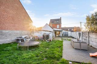 Deze ruimte instapklare woning met garage en tuin is gelegen in Kortemark.De woning heeft volgende indeling:- Gelijkvloerse verdieping: inkomhal,...
