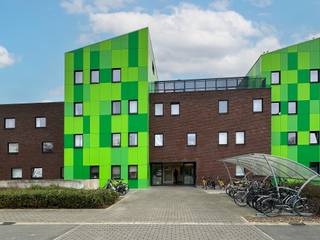 Zoekt u naar de idéale investering te Brugge met mooi rendement? Gaan de kinderen binnenkort studeren en wil u geen gigantische huurprijzen betalen maar hen wel een moderne setting bieden? De residentie Kotville op zich is gelegen op slechts 300m van Vives Hogeschool te Brugge en ook het station is op wandelafstand bereikbaar. <br /><br />Voor de investeerder onder u is er nog meer goed nieuws! Deze kamer is verhuurd met een onmiddellijk rendement van 3,5%.<br /><br />De studentenkamer is voorzien van een modern wasmeubel, inloopdouche, hangtoilet, bureau, kleerkast, bed, hangmeubel en TV. Verder beschikt de residentie over ontspanningsmogelijkheden met onder meer pingpongtafels en beamers in de zithoeken. Fietsberging is voorzien zowel afgesloten ondergronds als vrij bovengronds. <br /><br />E-peil: 64<br />Bewoonbare oppervlakte: 16m²  <br />Stedenbouwkundige inlichtingen: parkgebieden en woongebieden, bouw vergund, verkavelingsvergunning, voorkooprecht, geen rechtelijke herstelmaatregel of bestuurlijke maatregel opgelegd.<br />Gelegen in niet-overstromingsgevoelig gebied.<br />G score: A    P score: D 