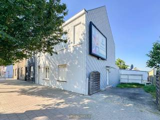 Veelzijdige woning te Eine (Oudenaarde), ideaal voor CO-HOUSING, ZORGWONEN of een COMBINATIE VAN WONEN EN WERKEN. Deze ruime eigendom beschikt...