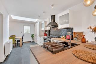 Mooie woning met heel veel comfort, vier kamers, een mooie afwerking en ideale ligging.Welkom in deze prachtig gerenoveerde woning waar charme en...